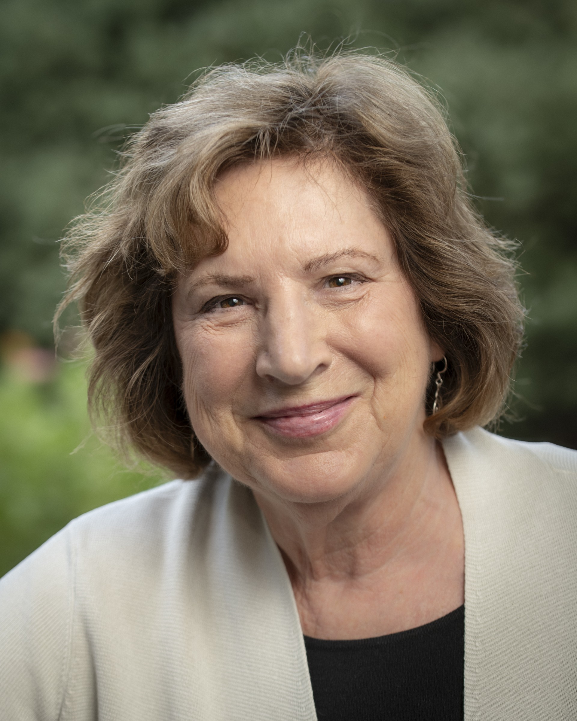 Headshot of Barbara Davis.