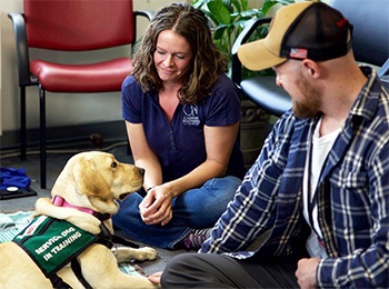 AMIBHpatientworkswithatherapydog