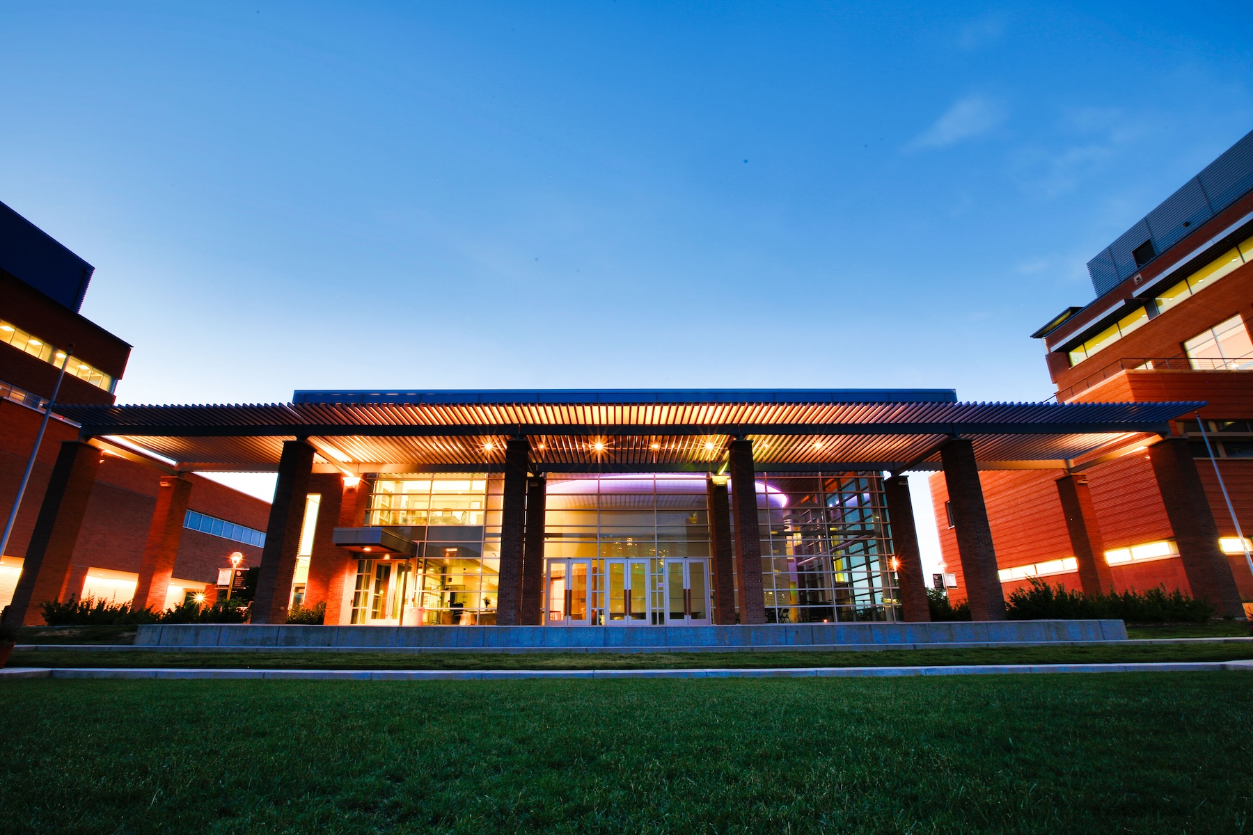 CUAnschutzbuildingatnight