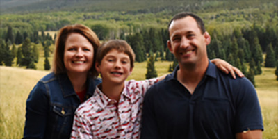 familywithmountainbackdrop