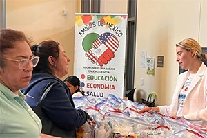 Womeninfrontofatableathealthfair