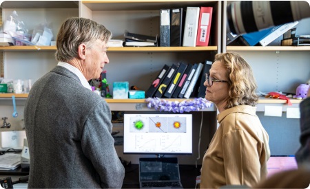 SenHickenlooperinalabwitharesearcher