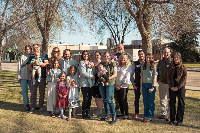 Medschoolgraduatinggroupwithfamilies