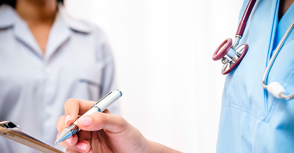 healthcareworkerwritingonclipboard