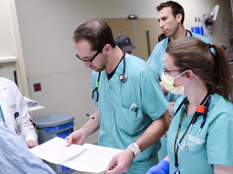 emergencydepartmentdoctorswithpatient