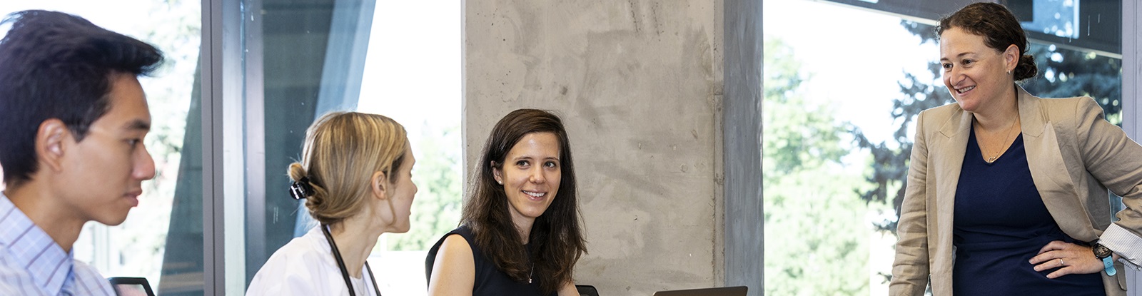 Studentsinclassroomwithinstructor