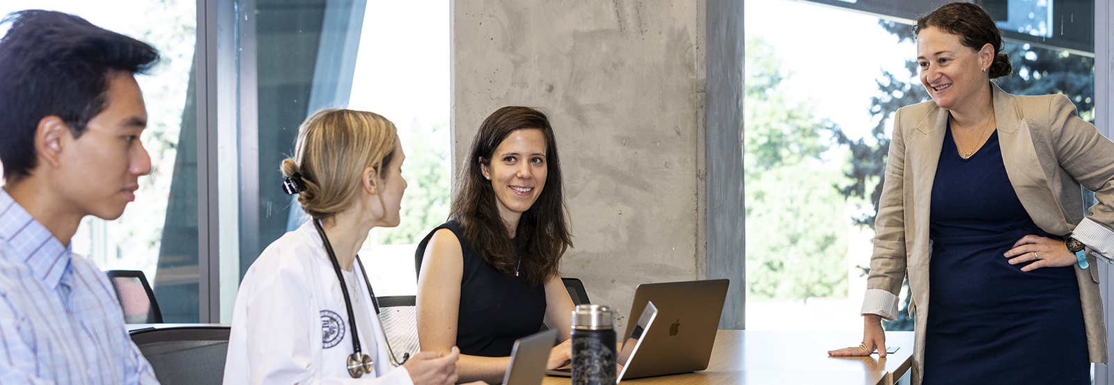 Medstudentsinclassroomwithinstructor