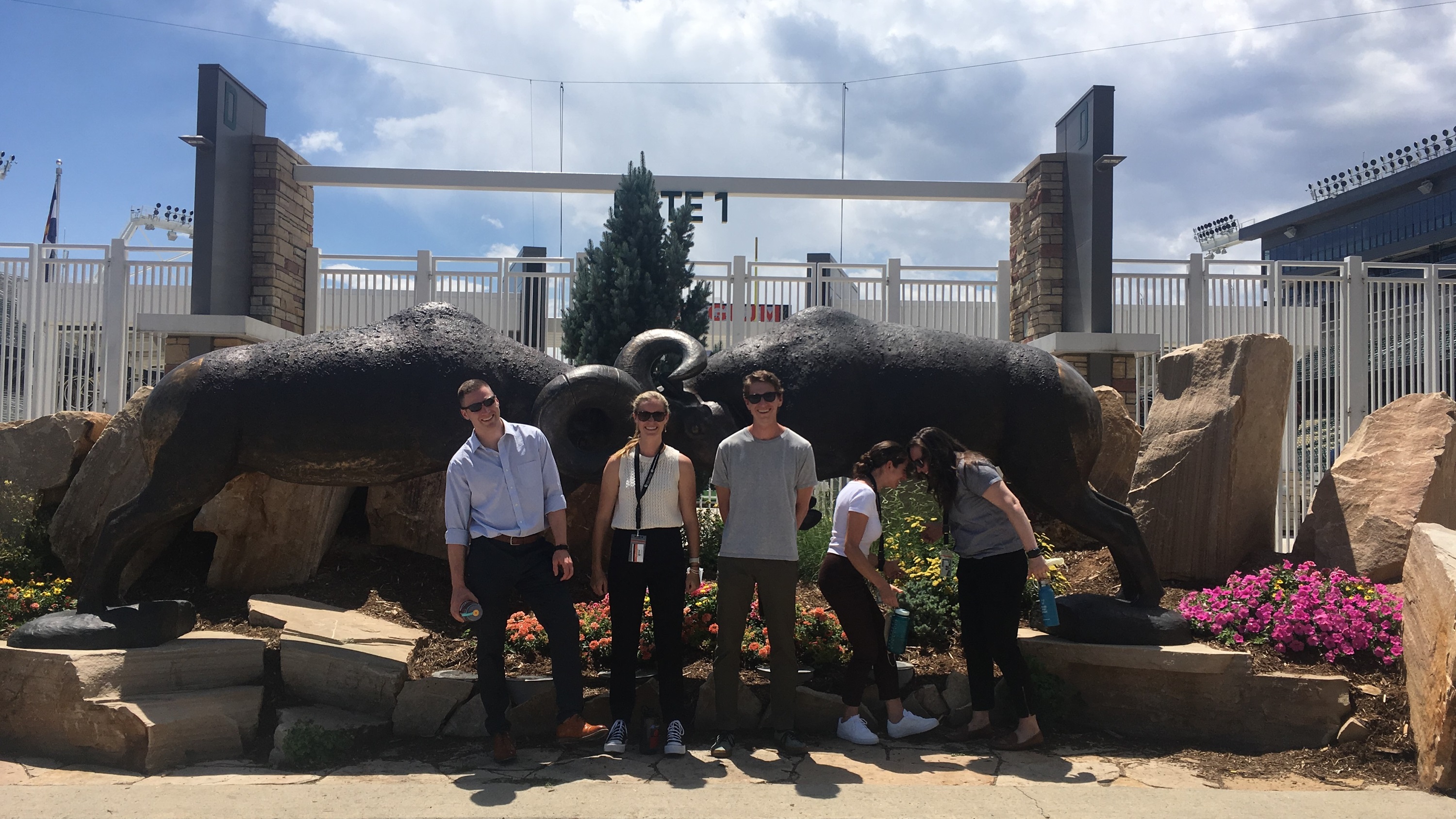 Classof2026OrientationScavengerHuntFivestudentstandinginfrontofRamsbuttingheads