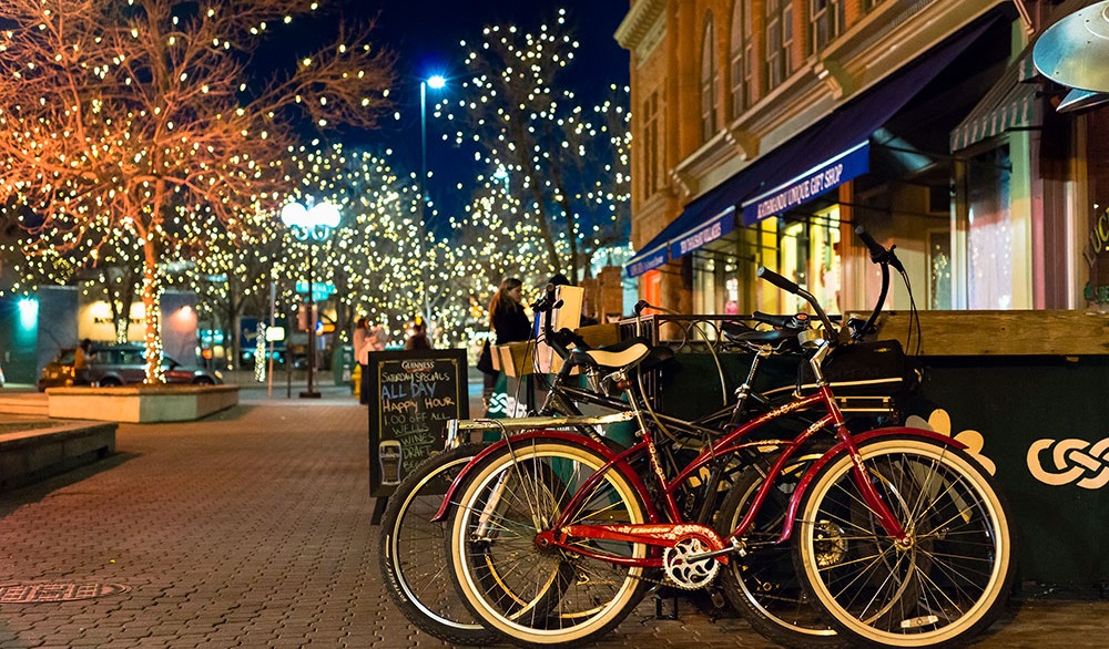 Bikesatnightwithsmallpartylightsontreesinfortcollinsdowntown