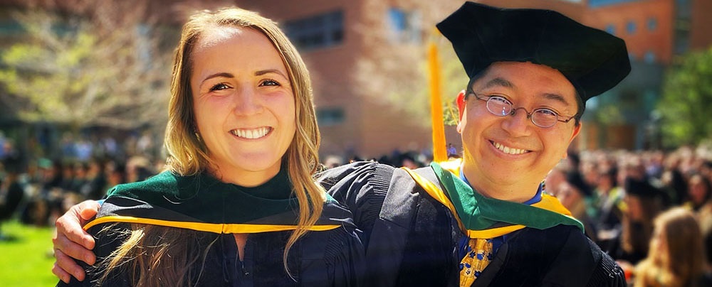 twograduatessmililng