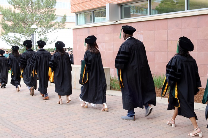 LineofCUgradswalking