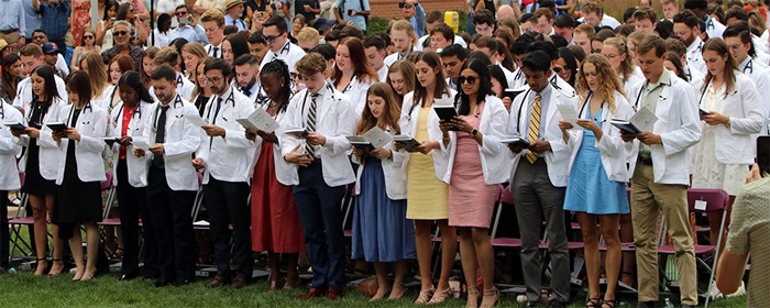 MatriculatingstudentsstandingintheCommonsduringceremonyrecitingoath