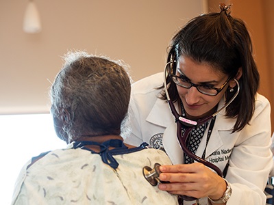 studentlisteningtopatientslungsinahospital