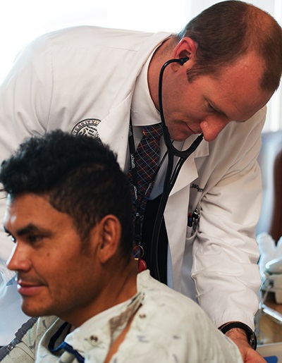 medicalstudentlisteningtohospitalpatientslungs