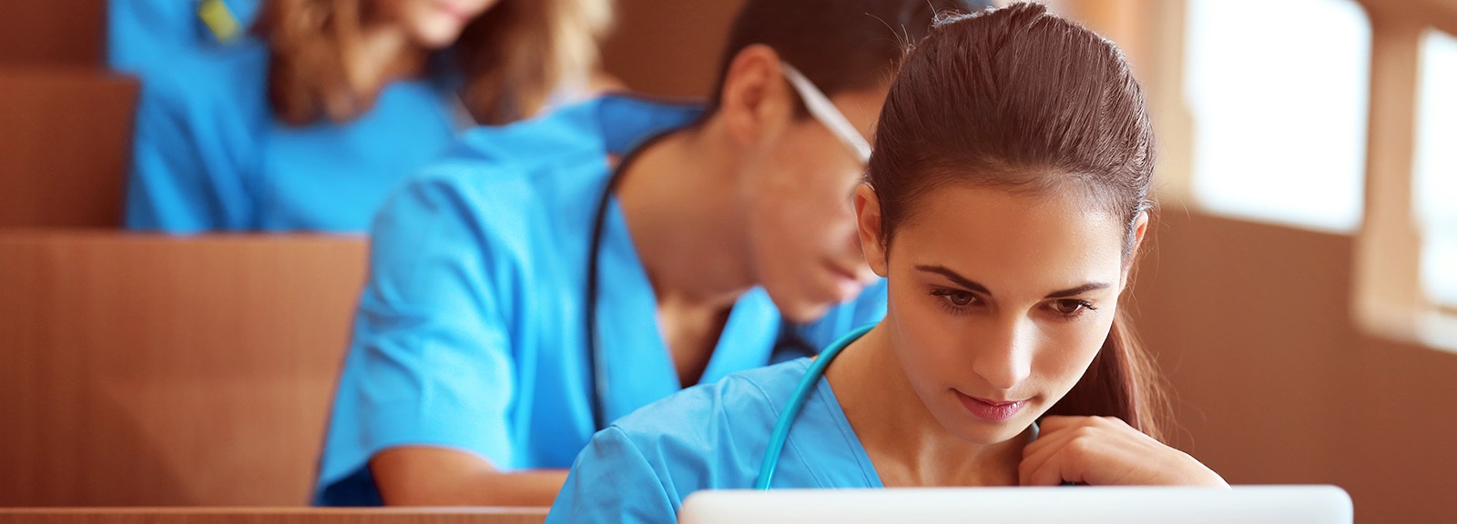 StudentsstudyinginarowWindowstoright