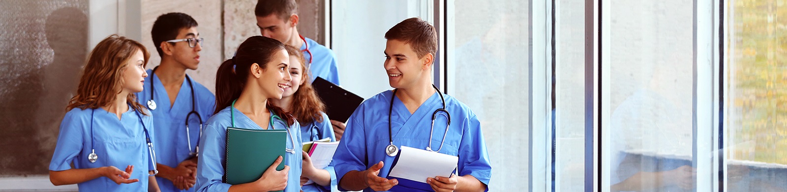 studentsinscrubswalkinginbreezeway