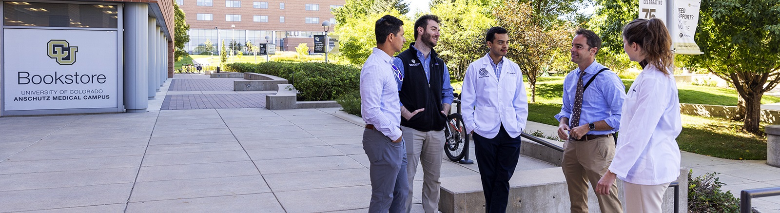 StudentstalkingintheCommonsoutsidethebookstore