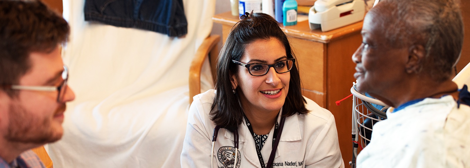 studentsinwhitecoatstalkingwithpatientinhospital