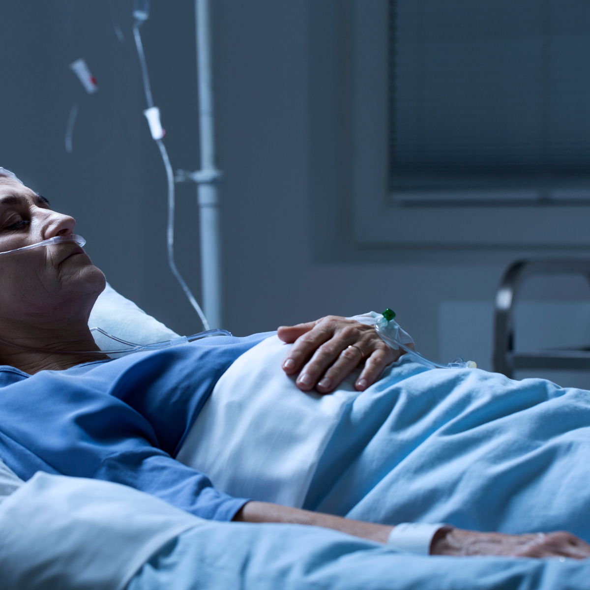 Womanlaysinhospitalbed