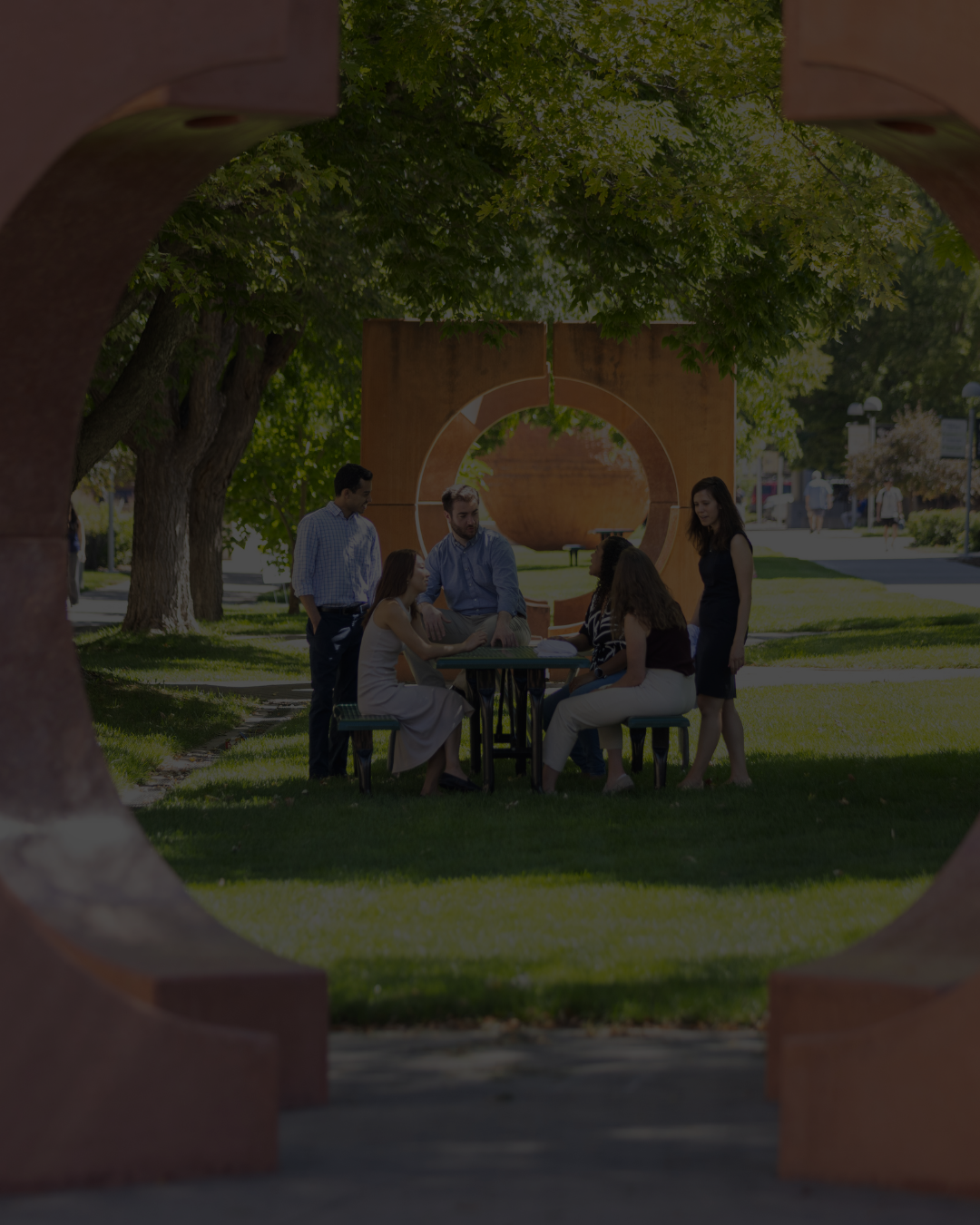 groupmeetsatapicnictableonasunnyday