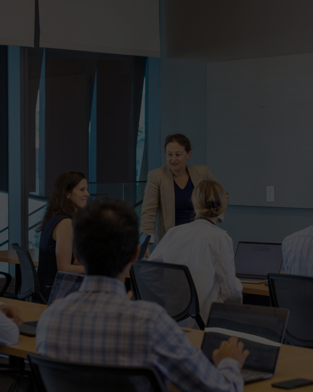 IHQSEfacultylecturesgroupofstudentsinFacilitativeLeadershipCourse