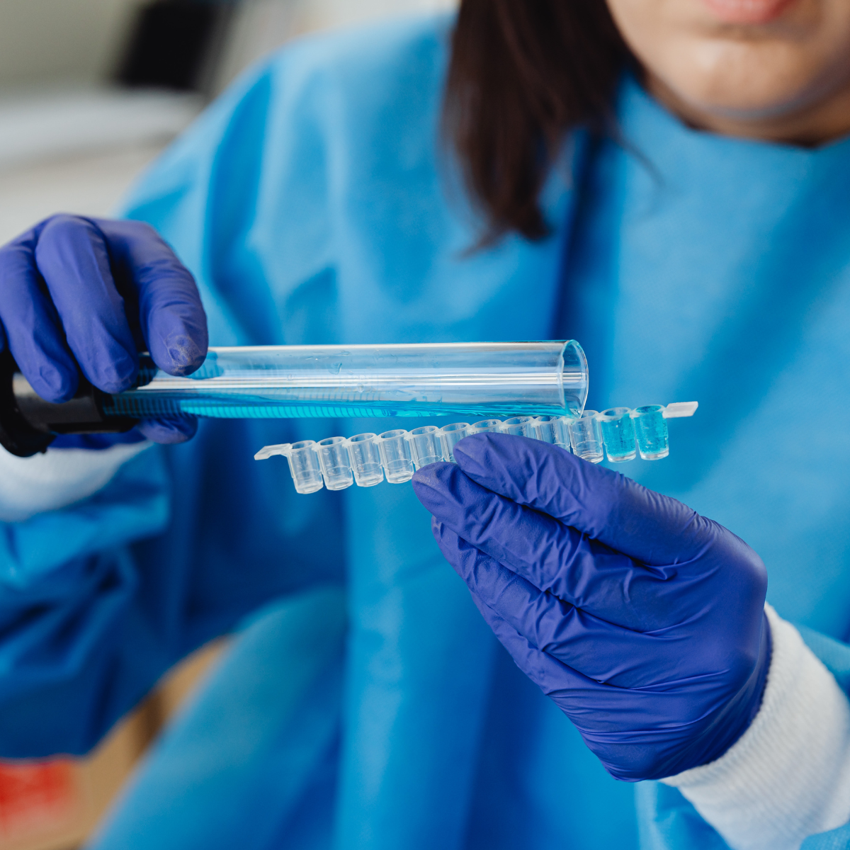 womanpourssolutionintotray