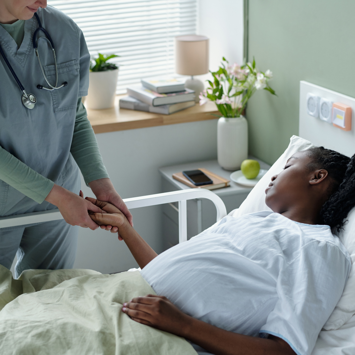 nurseholdspatientshand