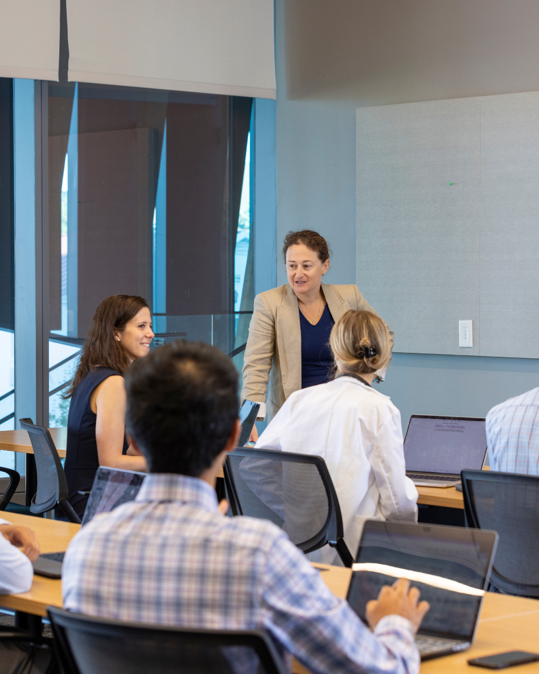 Groupofphysiciansinteractduringalecture