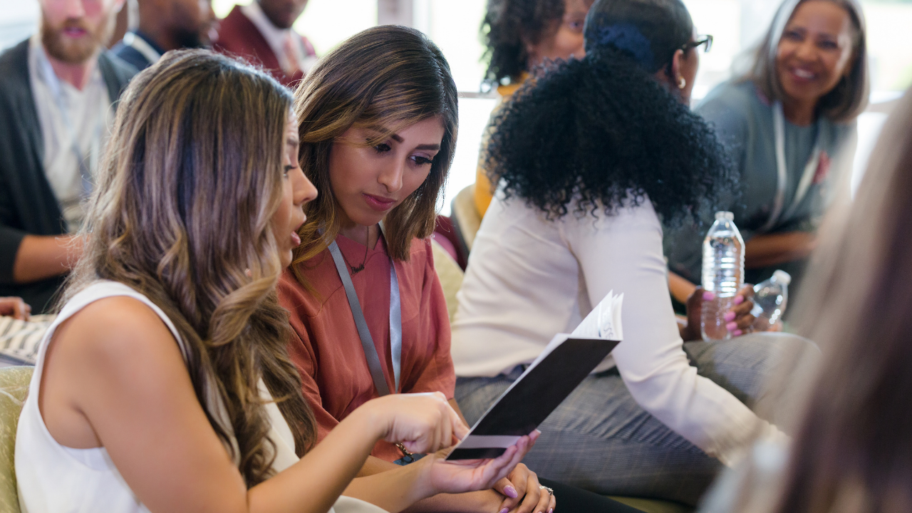 Twowomenchatbeforethestartofaprogram