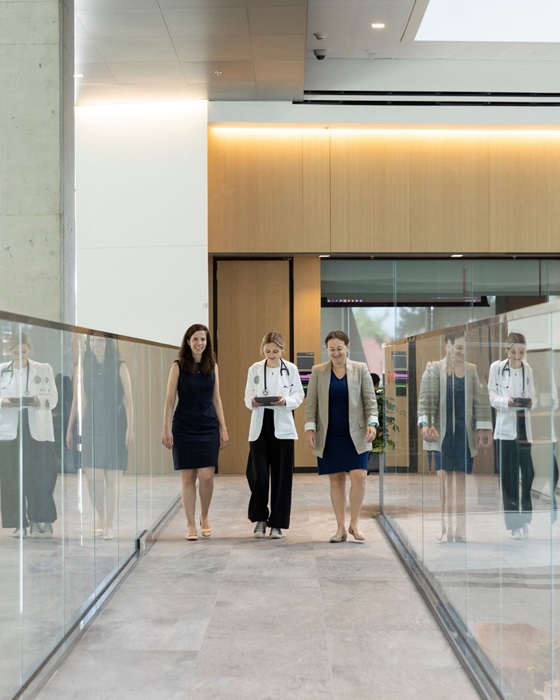 Doctorswalkingtogetherthroughabrighthallway