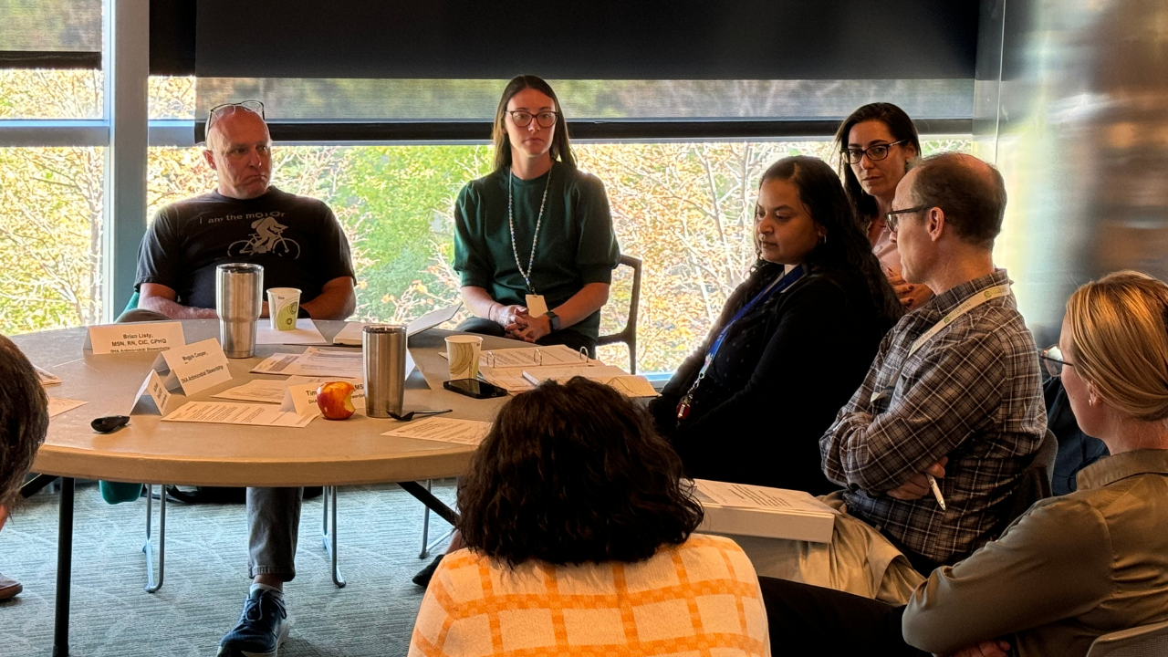 Groupofparticipantshaveadiscussionduringprofessionaldevelopmentprogram