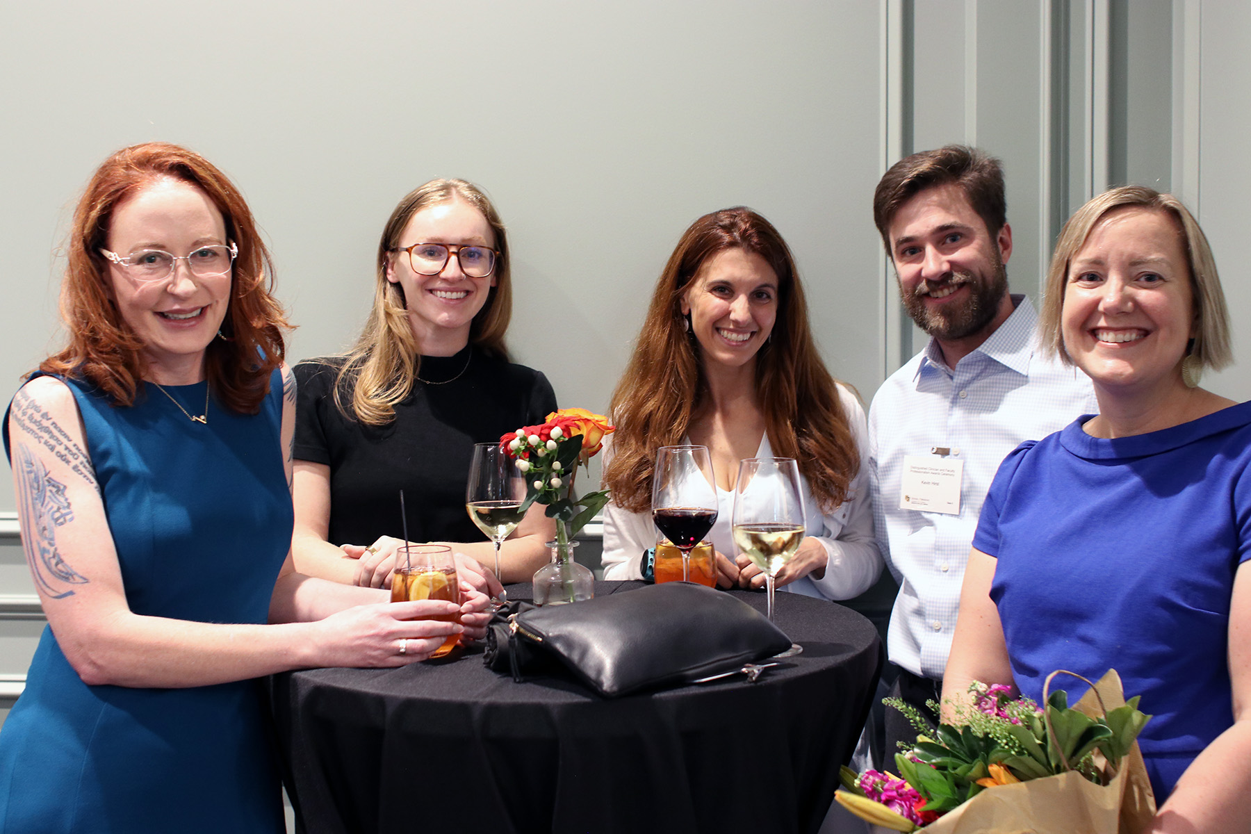 5peopleinagroupsettingsmiling