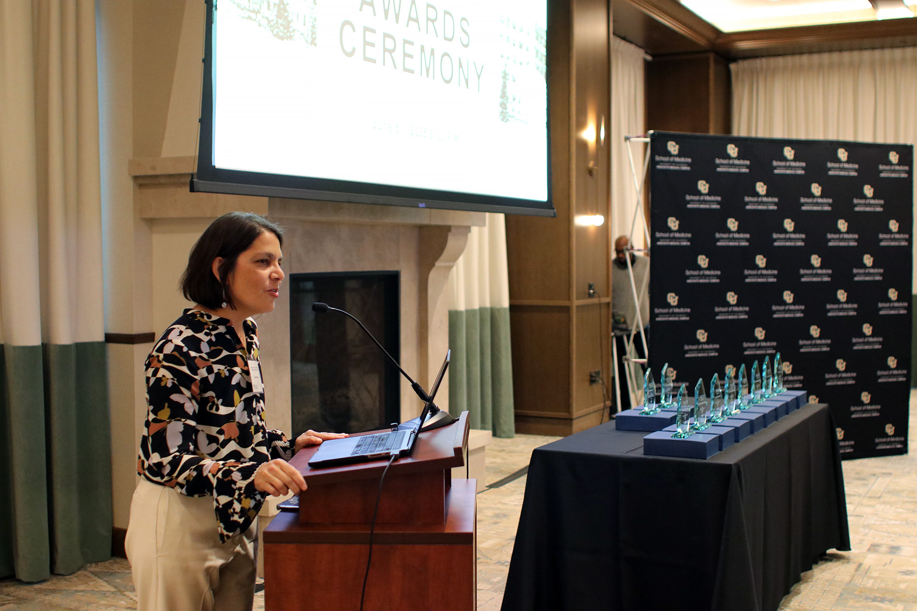 Presenteratpodiumwithscreen