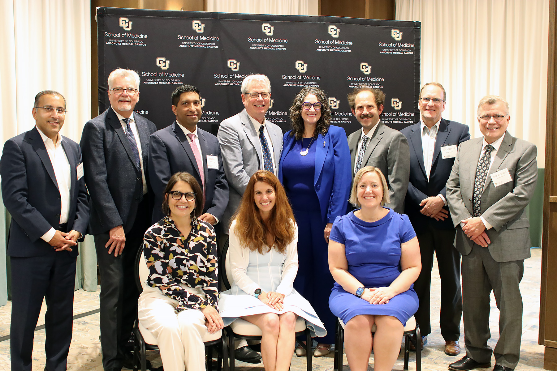 11people-threeinthefront8inthebacksmilingforapicture