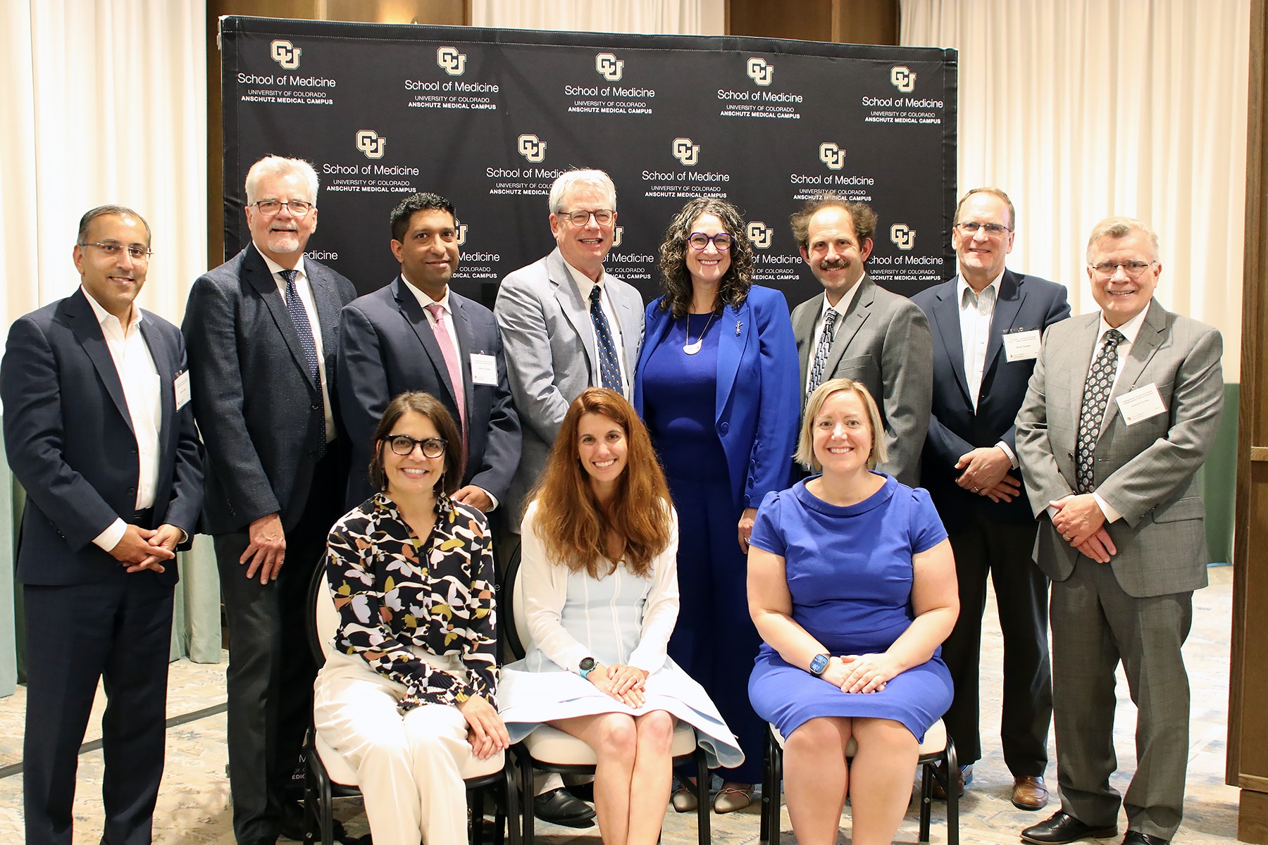 11people-threeinthefront8inthebacksmilingforapicture