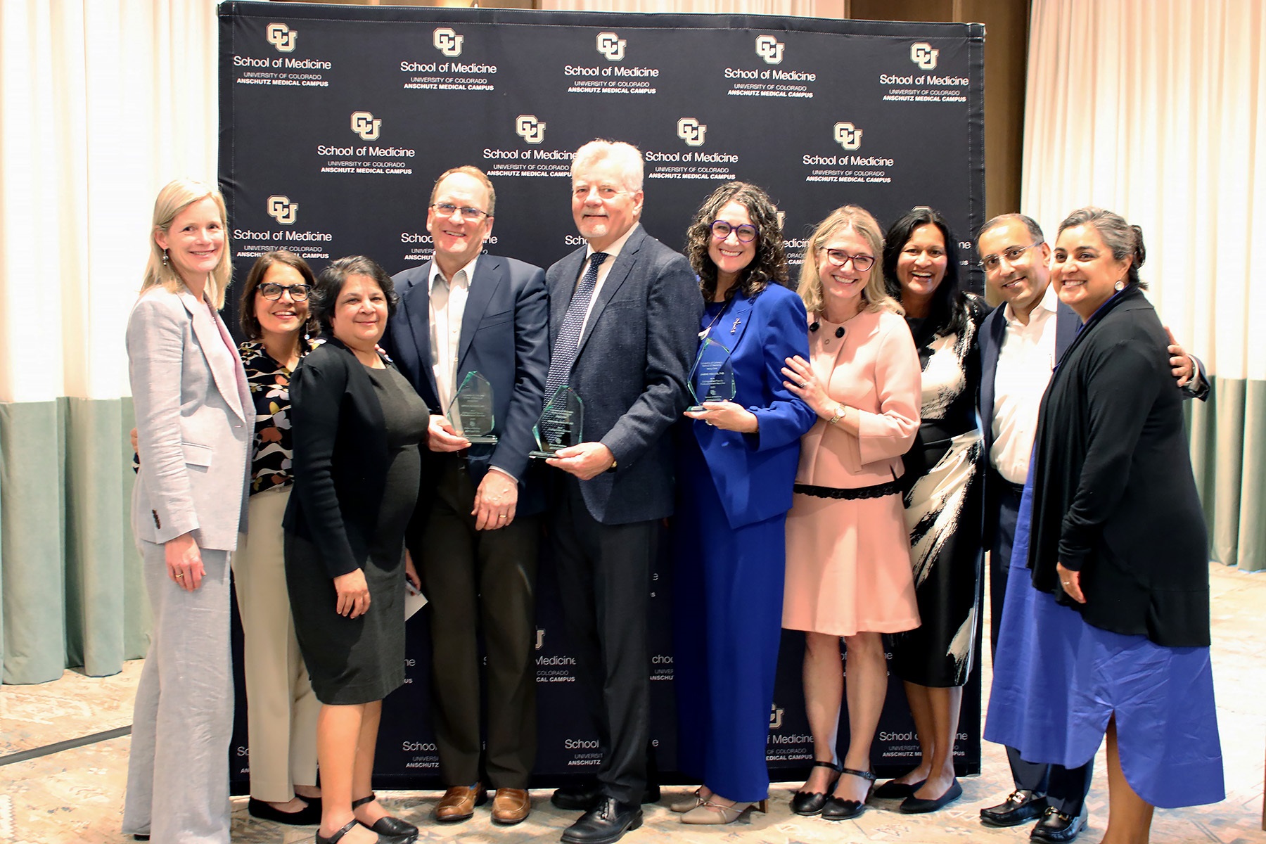 10peopleinagrouppicturesmiling