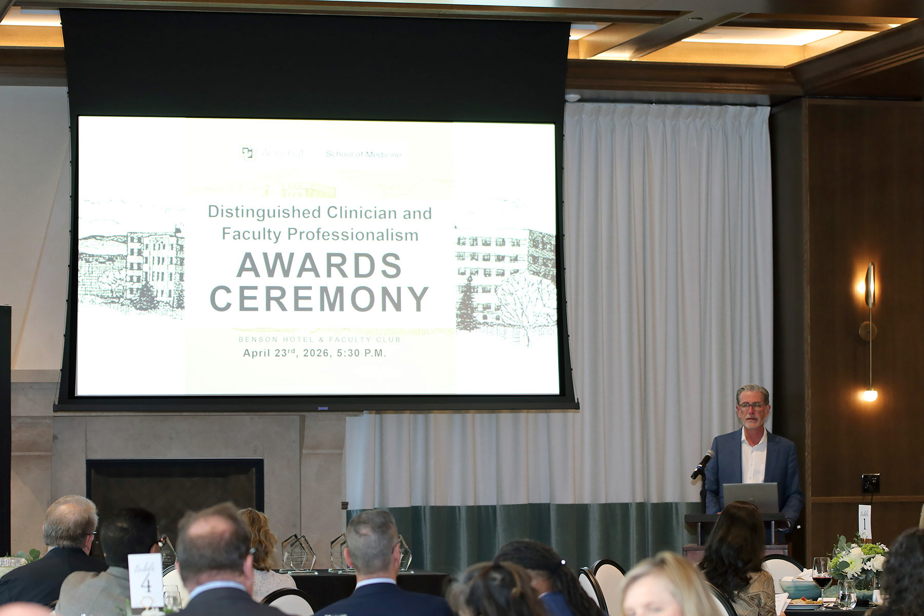 crowedwithpresenterandpresentation