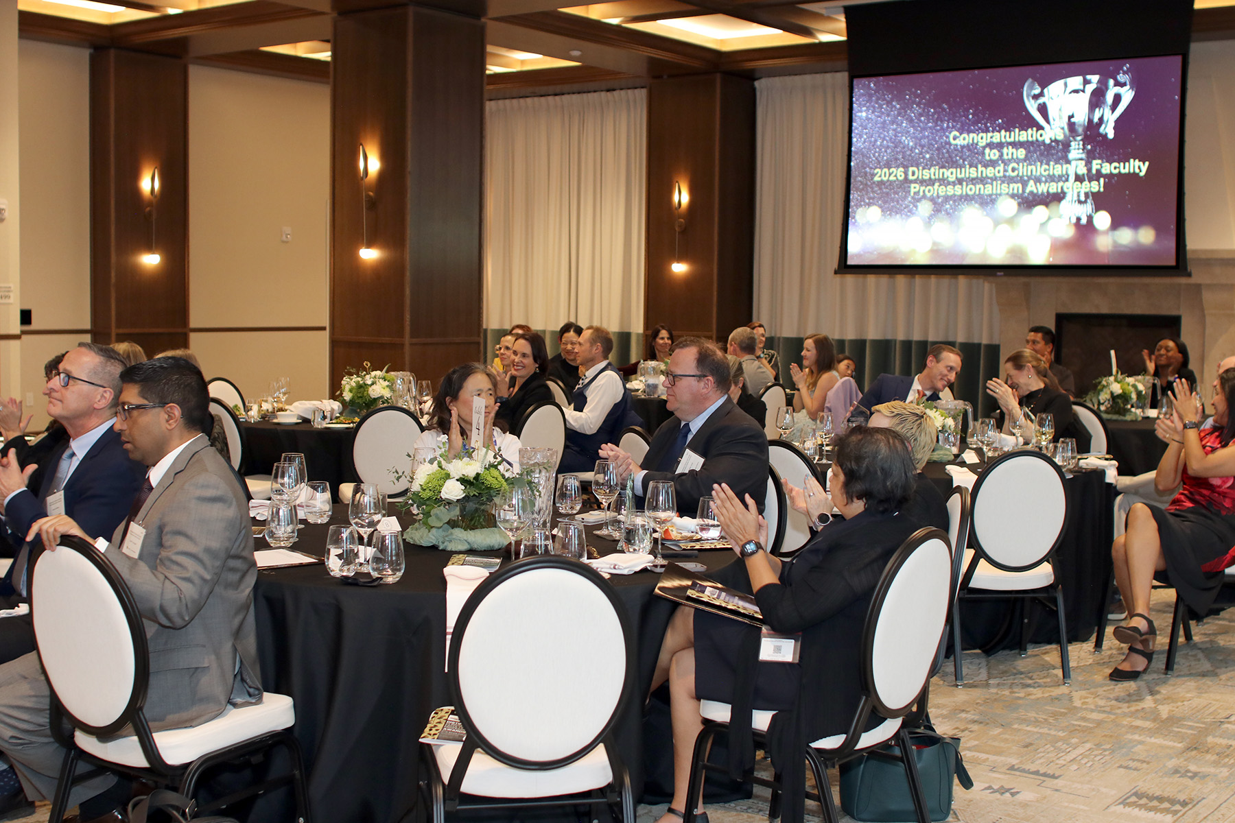 groupinadinningroomwithpresentation