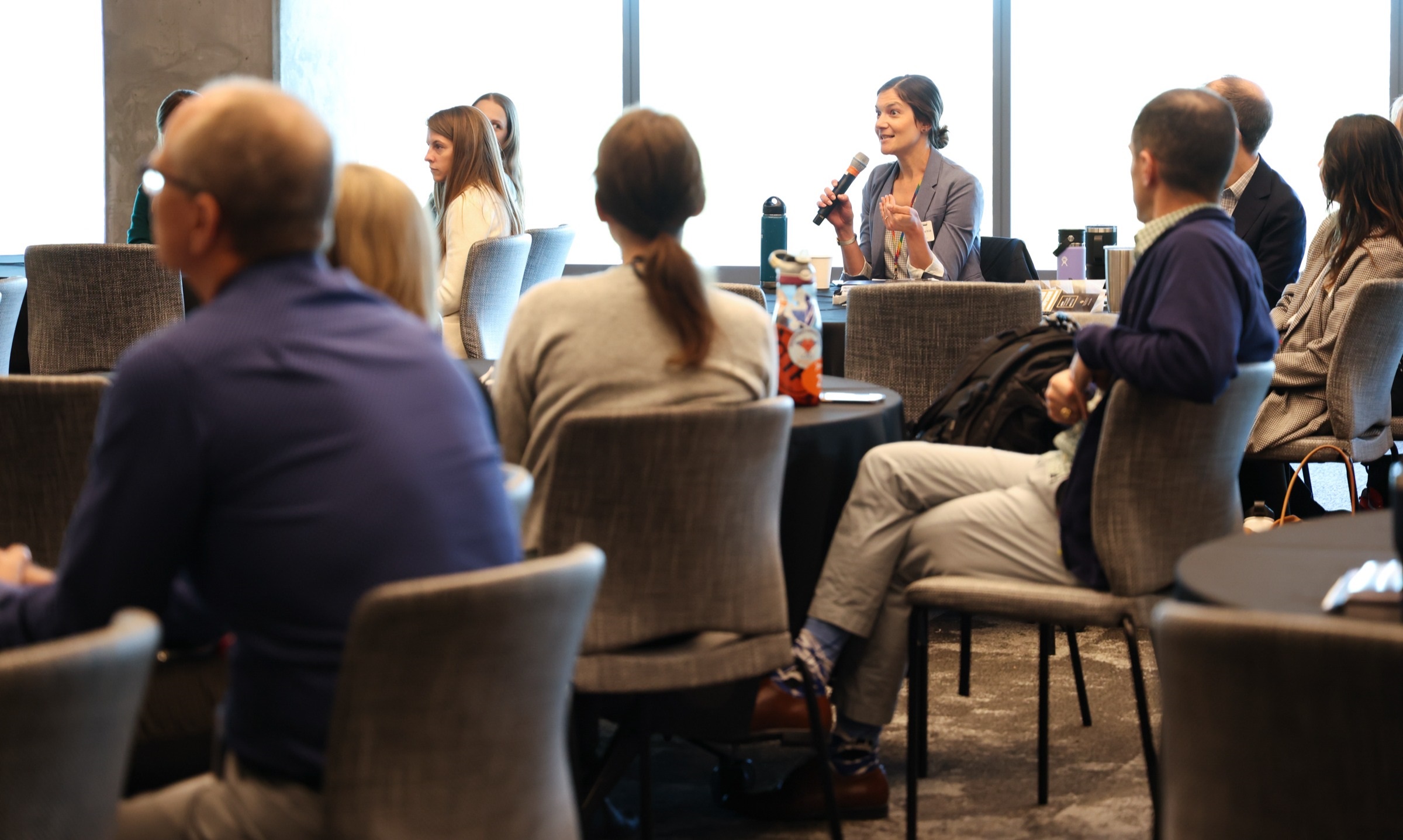 Personinaudienceaskingaquestionduringsymposium