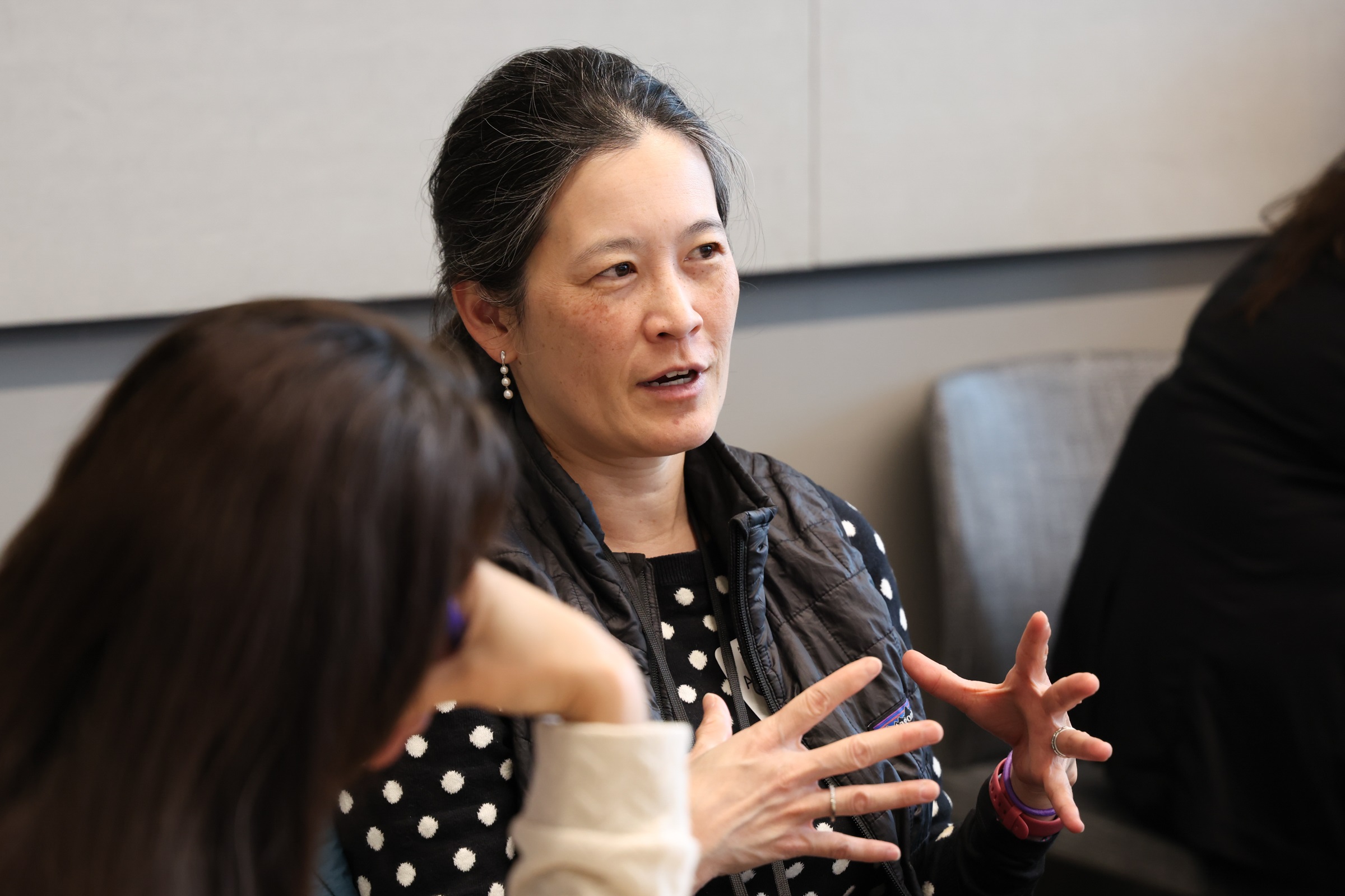 Womanspeakingduringworkshop