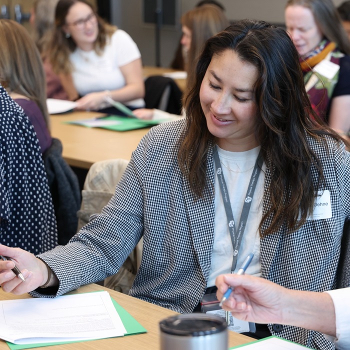 Severalpeopletalkinginagroup