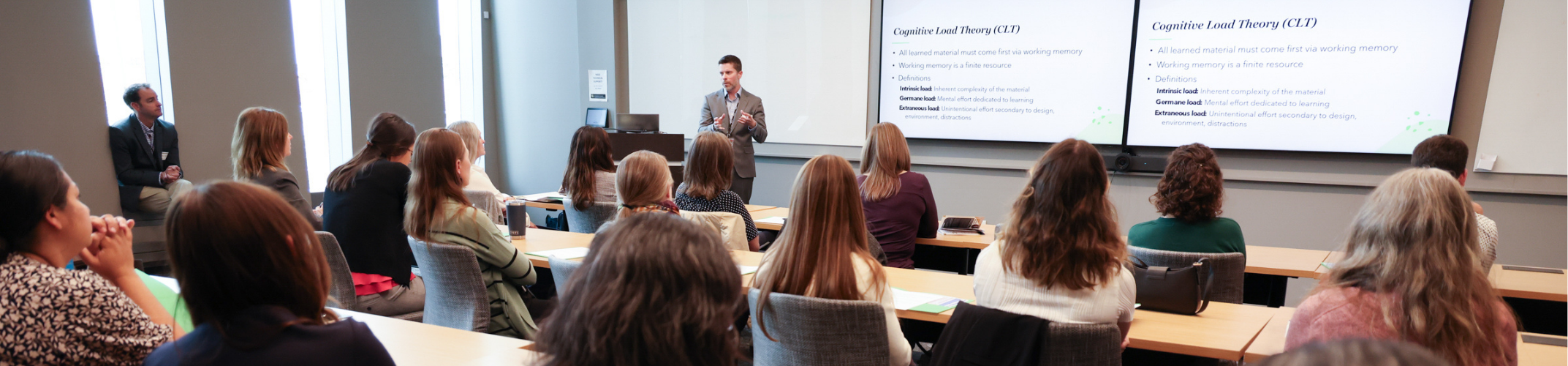 Facultymemberspeakingtoroomoflearners