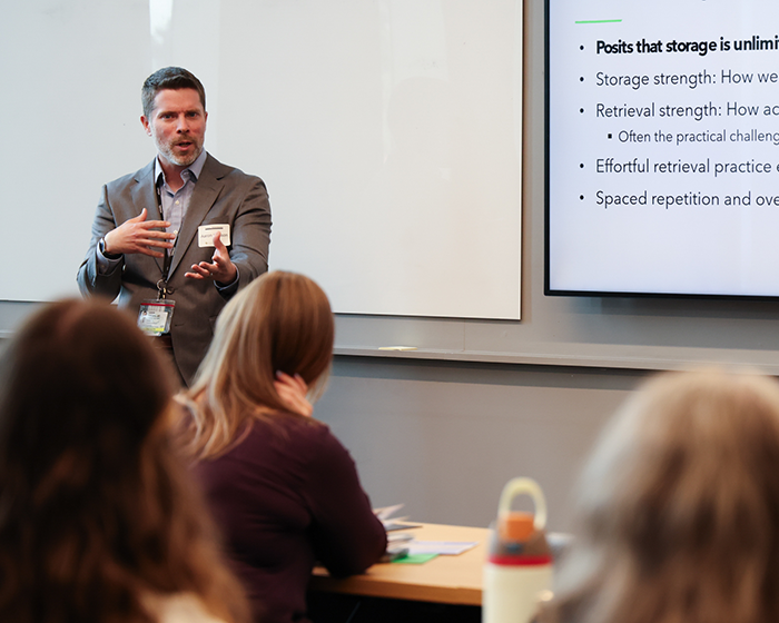 Aninstructorspeakinginfrontofaclass