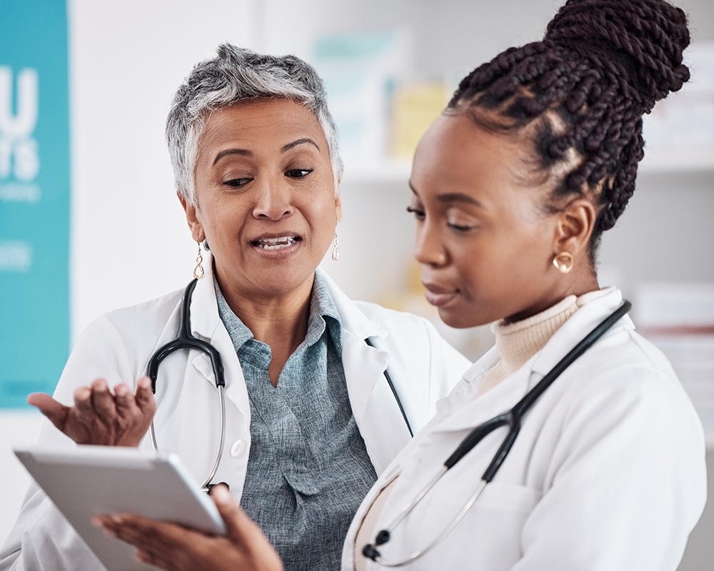 DoctorSpeakingtoanotherphysician