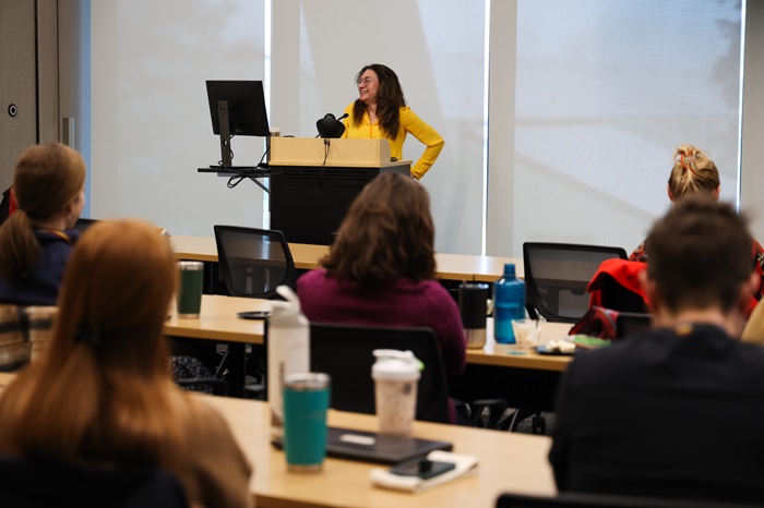 PresenterpresentingatThriveUpsession