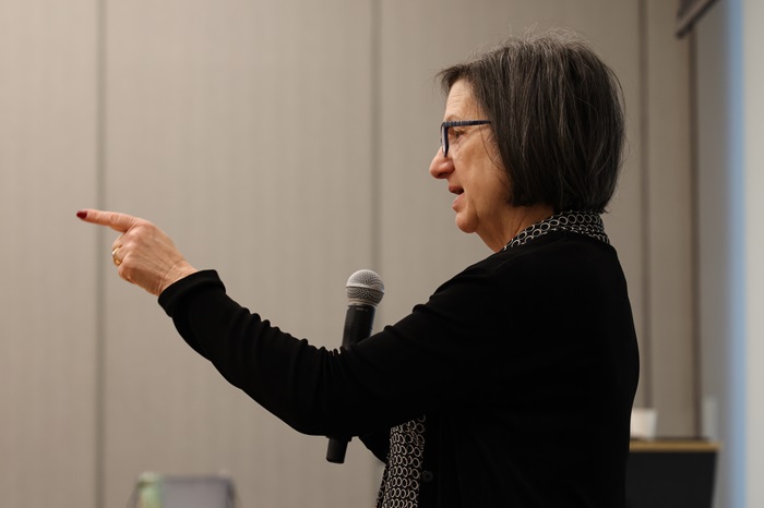 PresenterpresentingatThriveUpsession