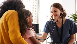 Doctorwithyoungpatientandmother