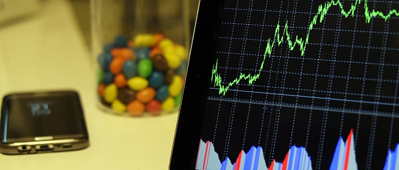 laptopwithgridnexttophoneandcandyjar