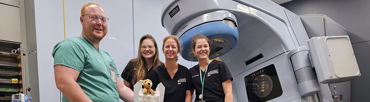 TristanSeawaltposeswithradiationoncologyresidentsfellowsatCSUsFlintAnimalCancerCenter