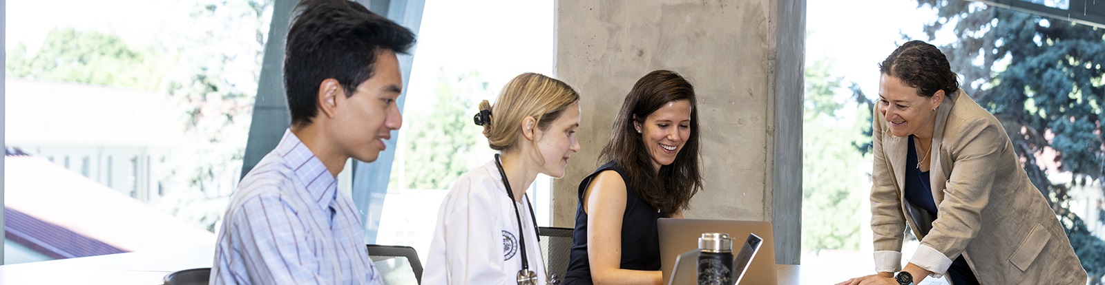 medstudentsinclassroomwithinstructor